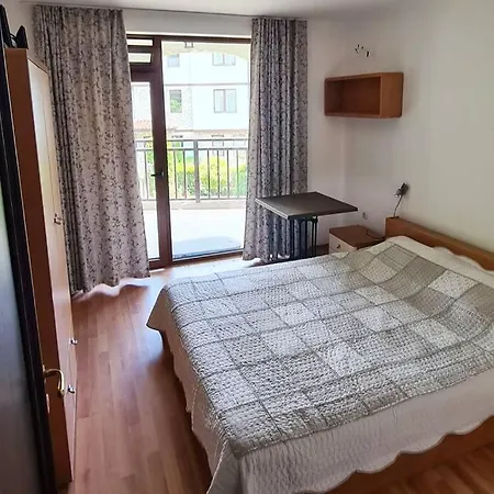 30 Meter Vom Schoenes In Einer Geschlossenen Anlage Szveti Vlasz