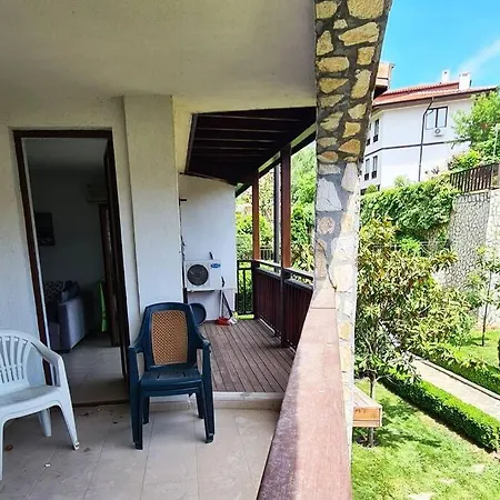 30 Meter Vom Schoenes In Einer Geschlossenen Anlage Szveti Vlasz